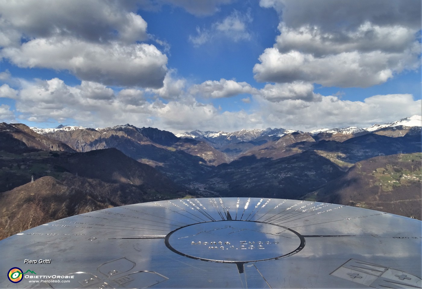 60 Vista panoramica dallo Zucco sulle Prealpi della Valle Brembana .JPG